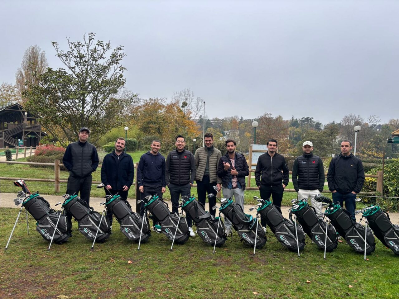 Groupe de collaborateurs devant les sacs de golf DavryGolf lors d’une formation