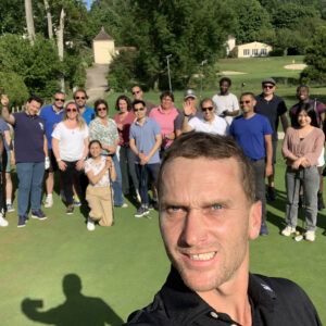 Edouard Davry avec un groupe de golfeurs au practice