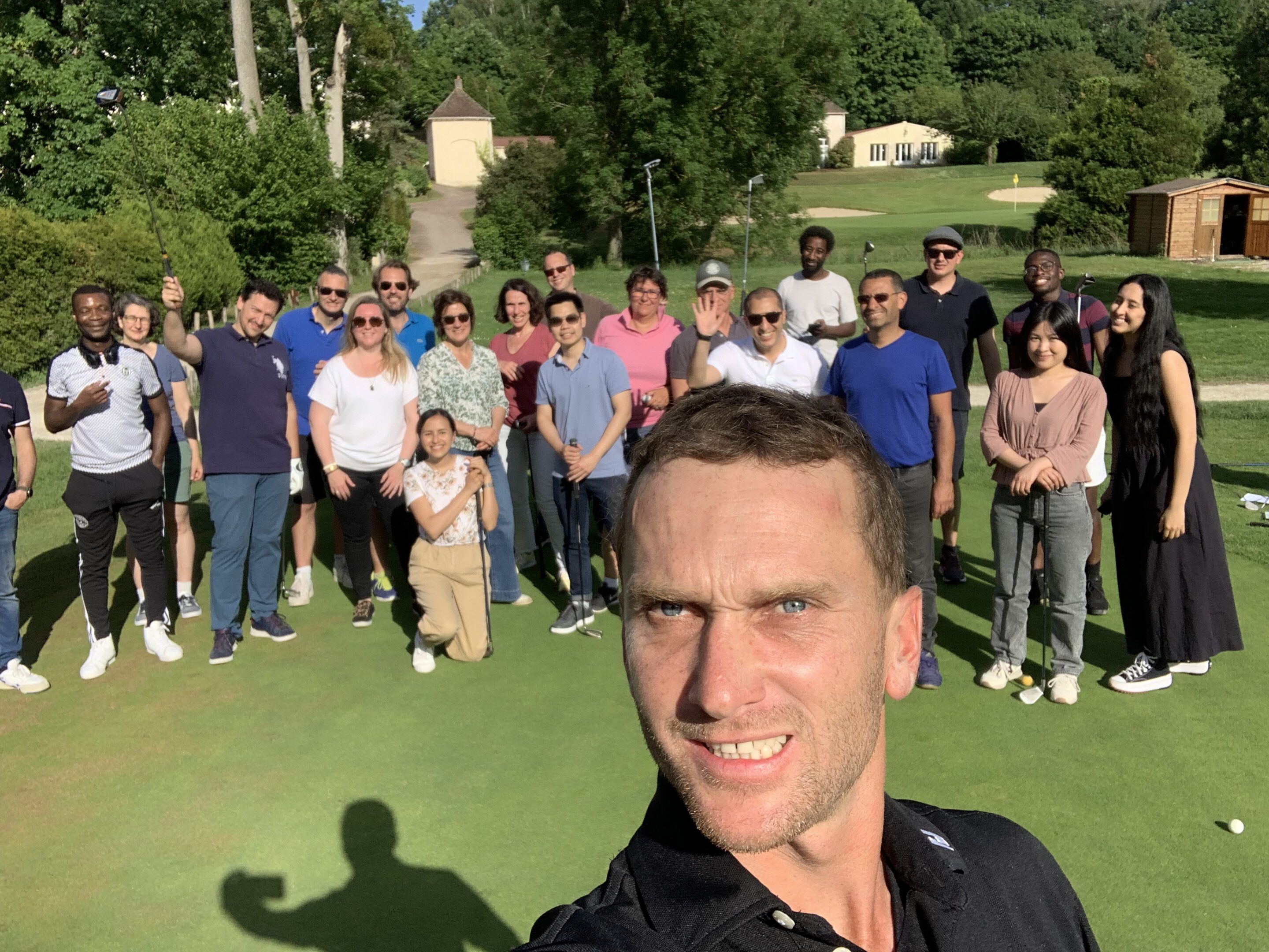 Edouard Davry avec un groupe de golfeurs au practice