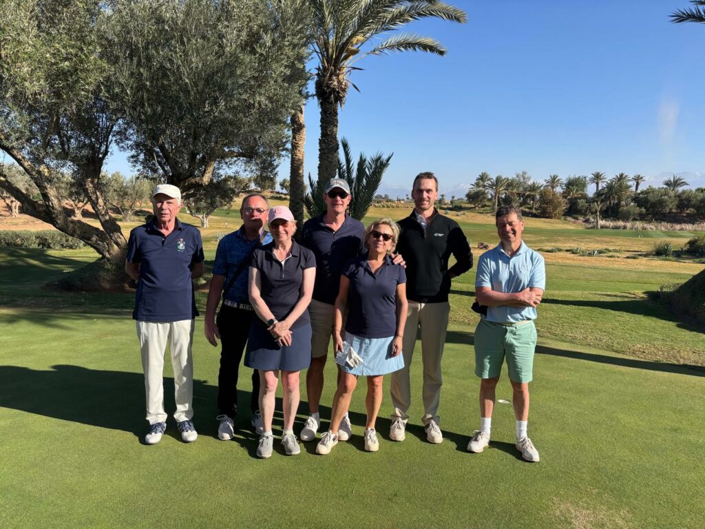 Edouard Davry et un groupe de stagiaires DavryGolf sur un parcours bordé de palmiers