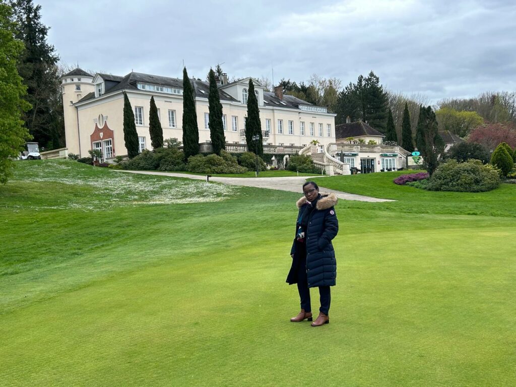 Stagiaire devant le club-house d'un golf lors d'un séjour golf DavryGolf