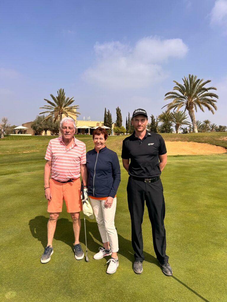 Stagiaires et professeur DavryGolf sur un parcours bordé de palmiers
