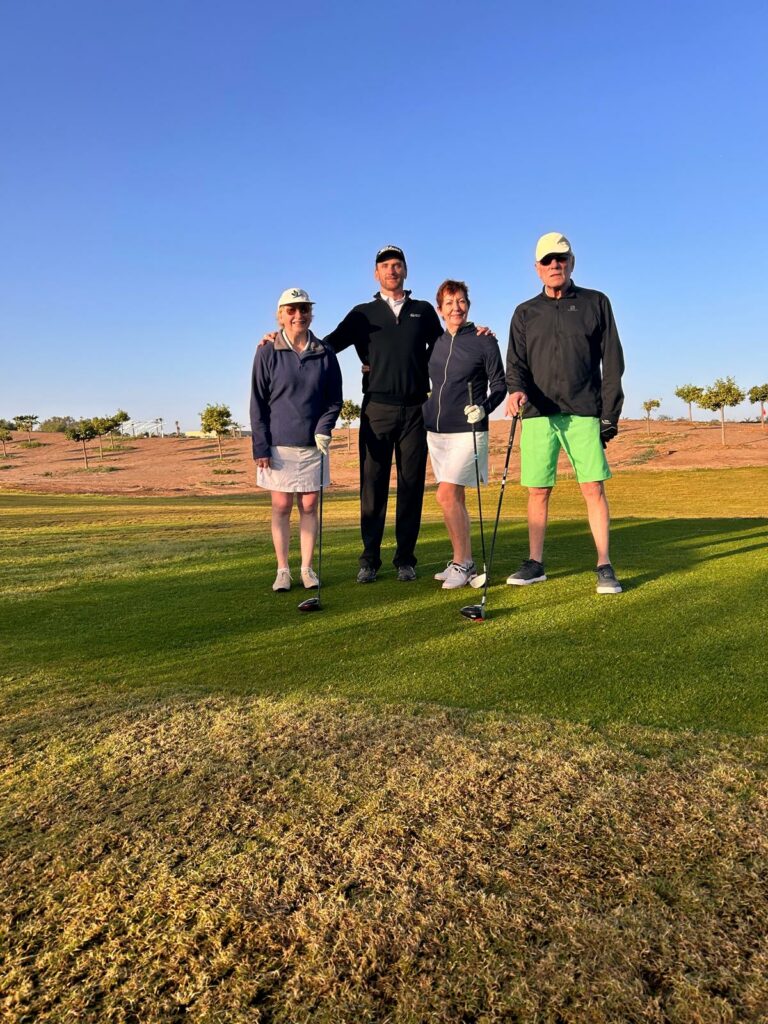 Groupe de golfeurs lors d'un stage de golf DavryGolf au coucher du soleil