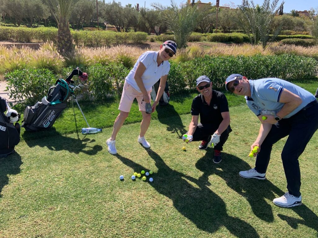 Exercice de petit jeu au practice pendant un stage de golf DavryGolf