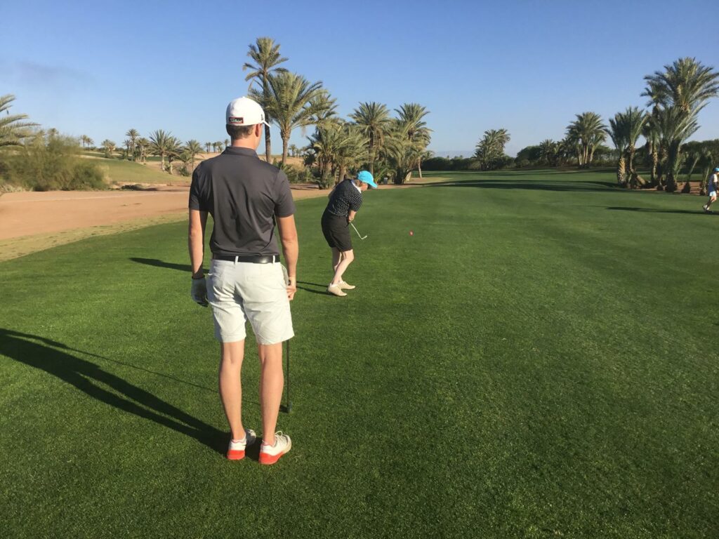 Stagiaires sur le parcours lors d'un stage de golf au soleil
