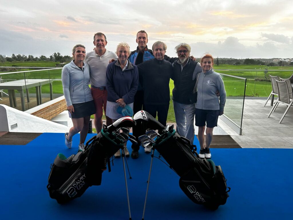 Groupe de stagiaires DavryGolf réunis autour de leurs sacs de golf