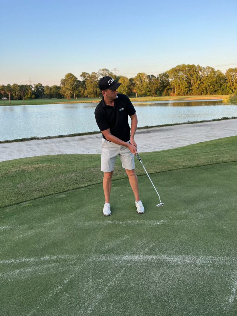 Edouard Davry, professeur de golf PGA, au practice