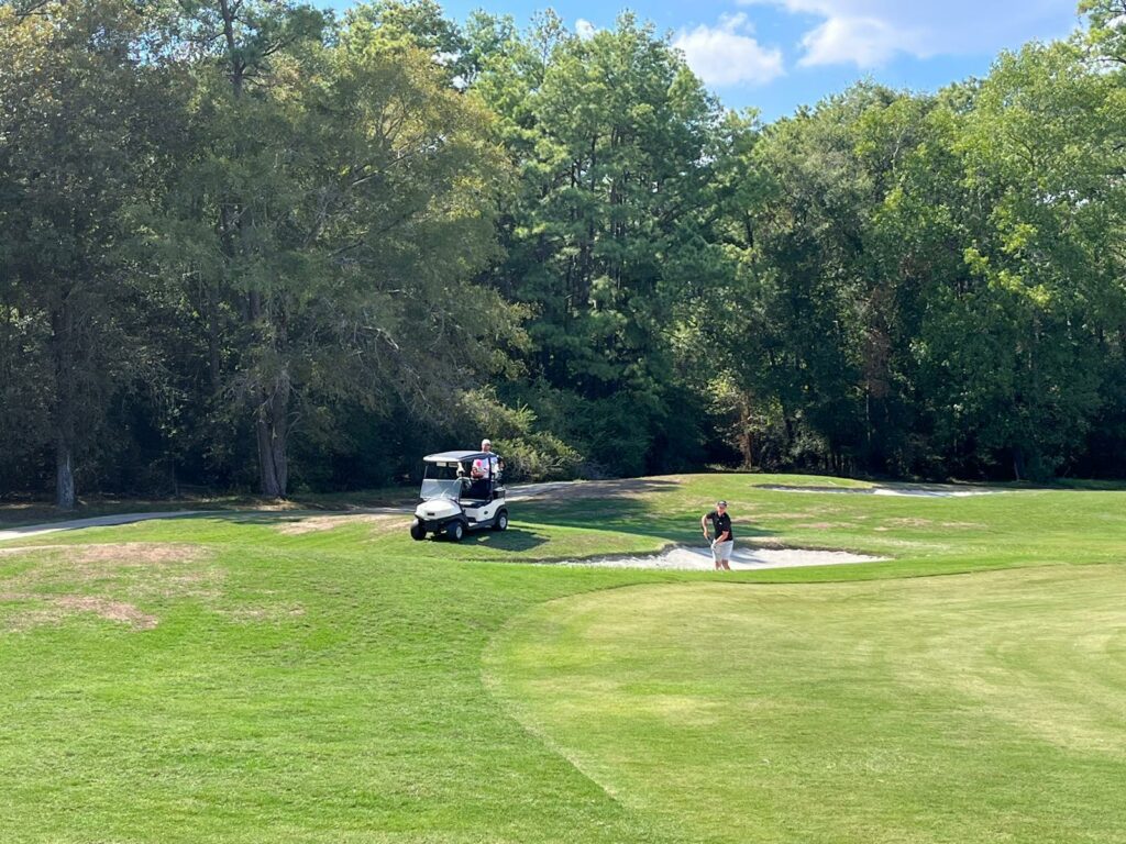 Green et voiturette de golf lors d'un stage de golf DavryGolf