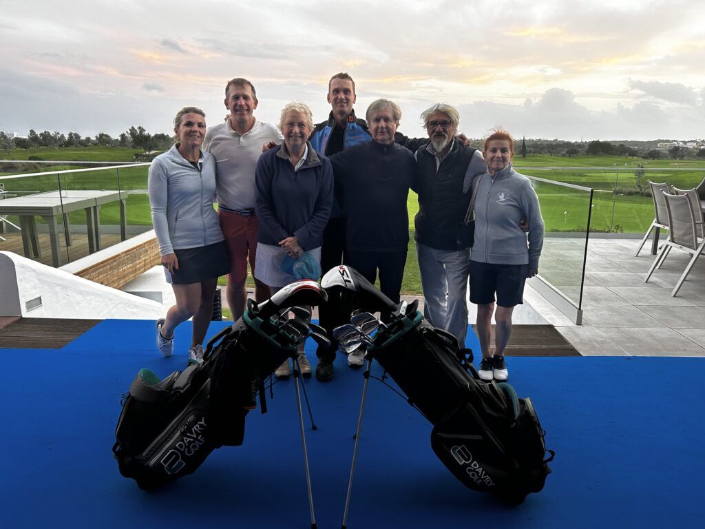 Groupe d'élèves de DavryGolf sur la terrasse d'un club-house en Algarve