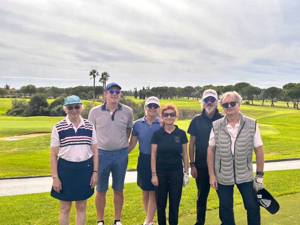 Groupe d'élèves de DavryGolf posant sur un parcours de l'Algarve