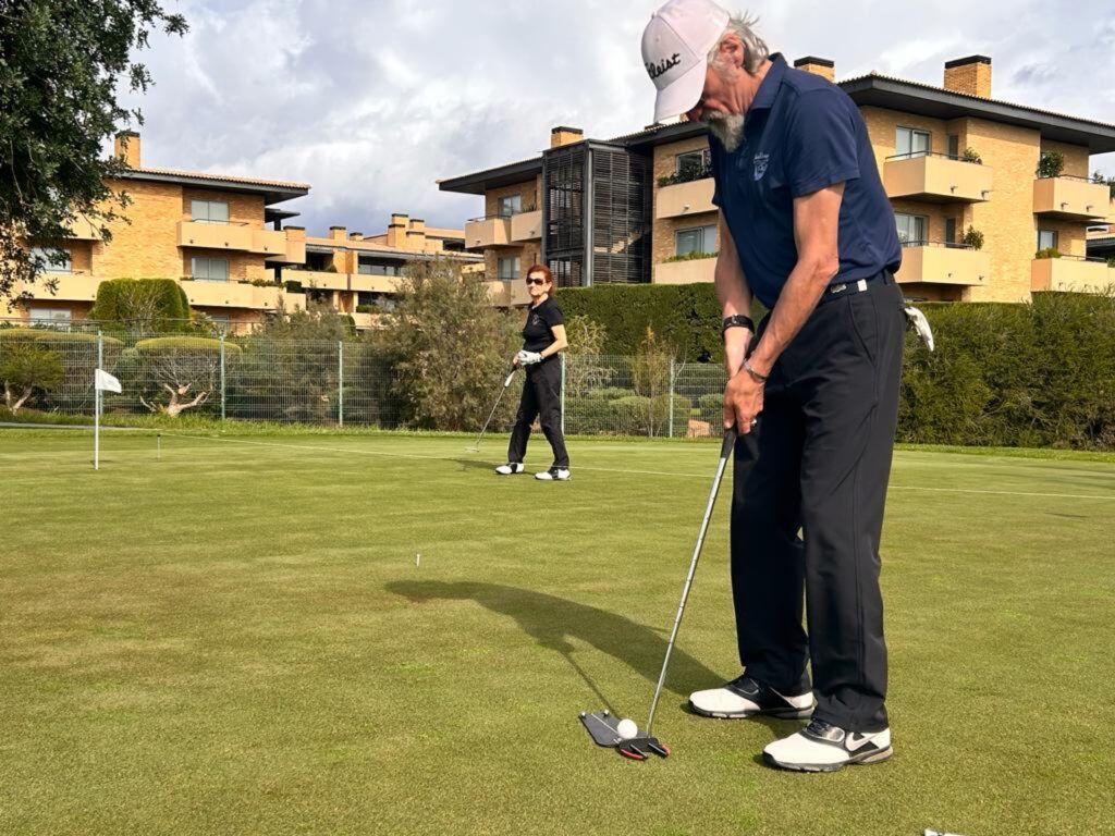 Un élève au putting sur un green de l'Algarve