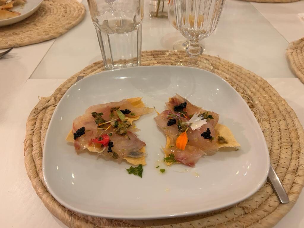 Carpaccio de poisson cru au caviar et aux herbes