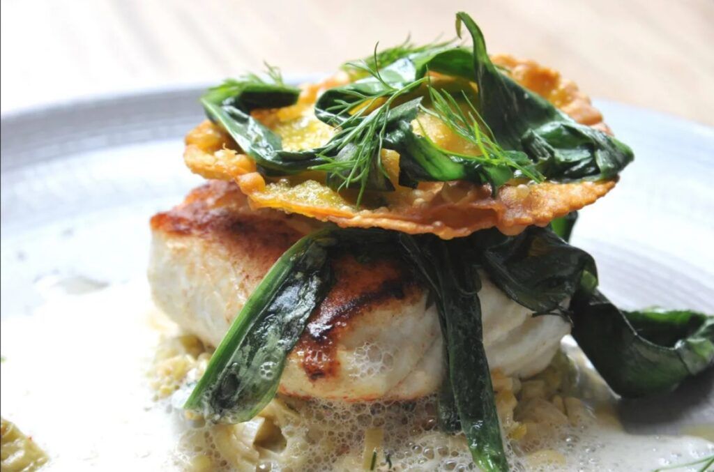 Poisson blanc poêlé, épinards et tuile croustillante
