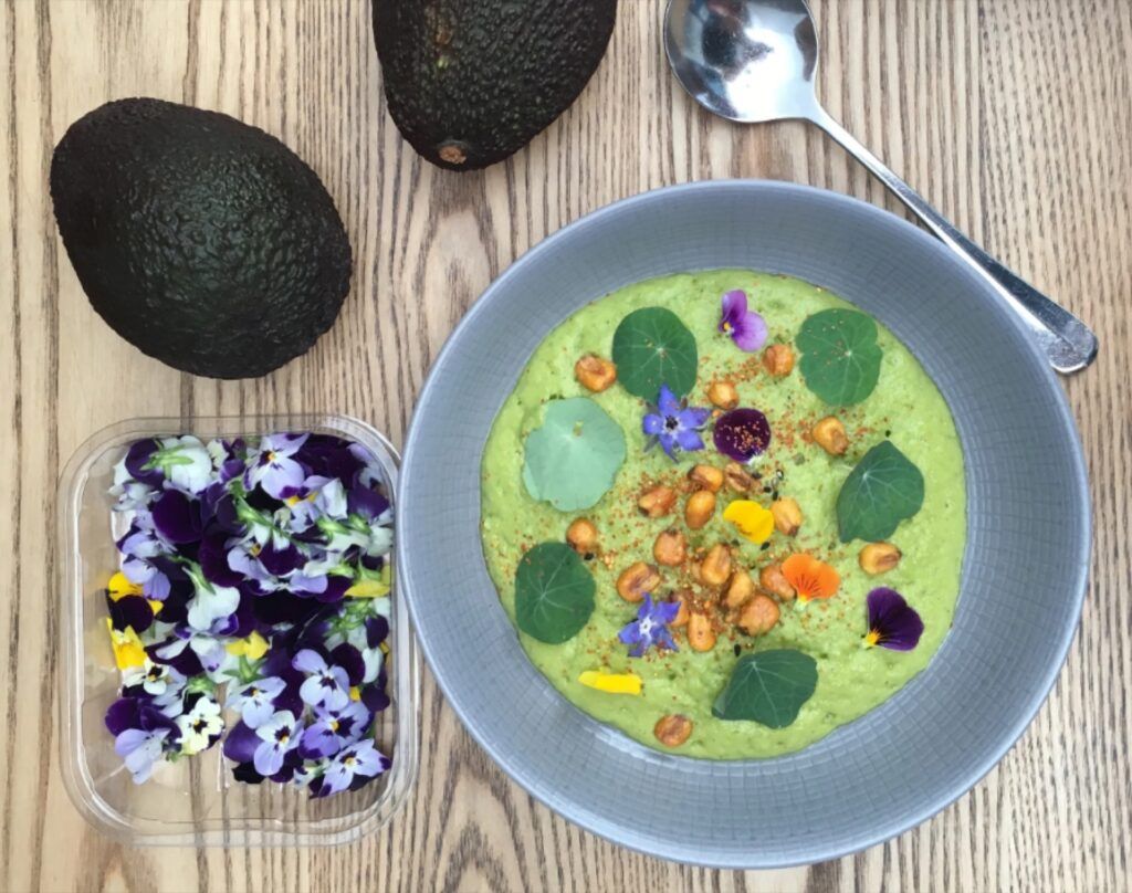 Velouté d'avocat aux fleurs comestibles et pois chiches