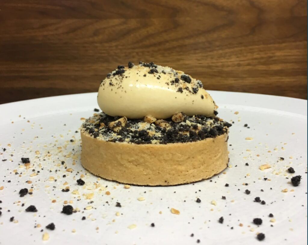 Tartelette surmontée d'une quenelle de crème