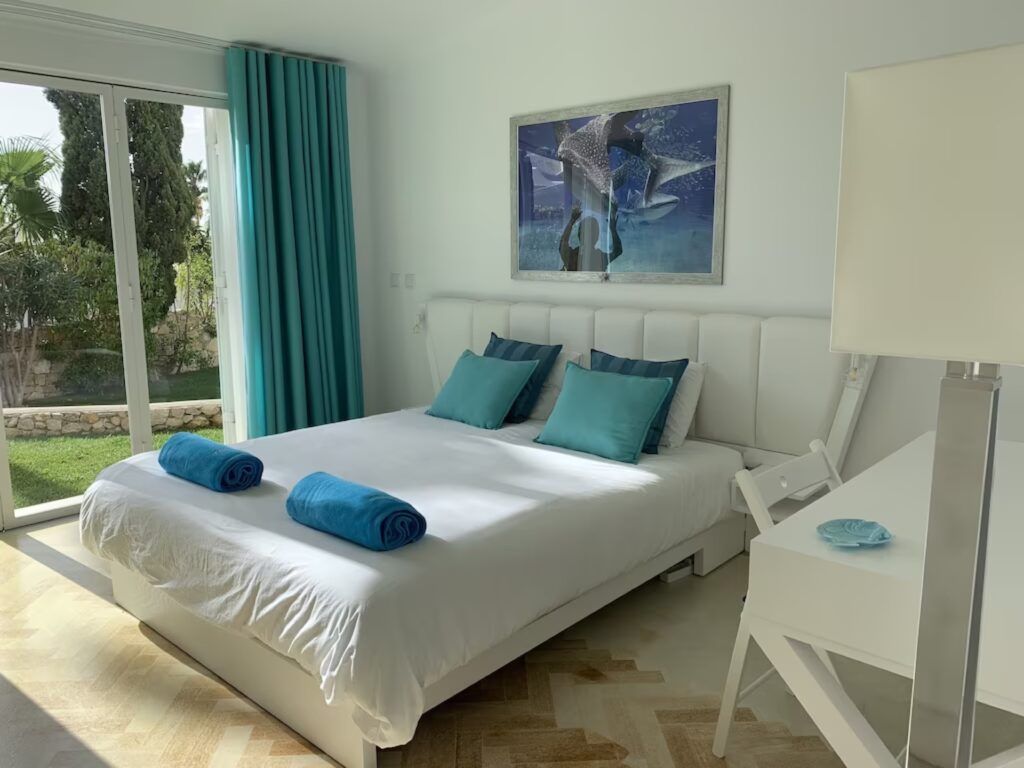 Chambre double claire avec baie vitrée sur le jardin