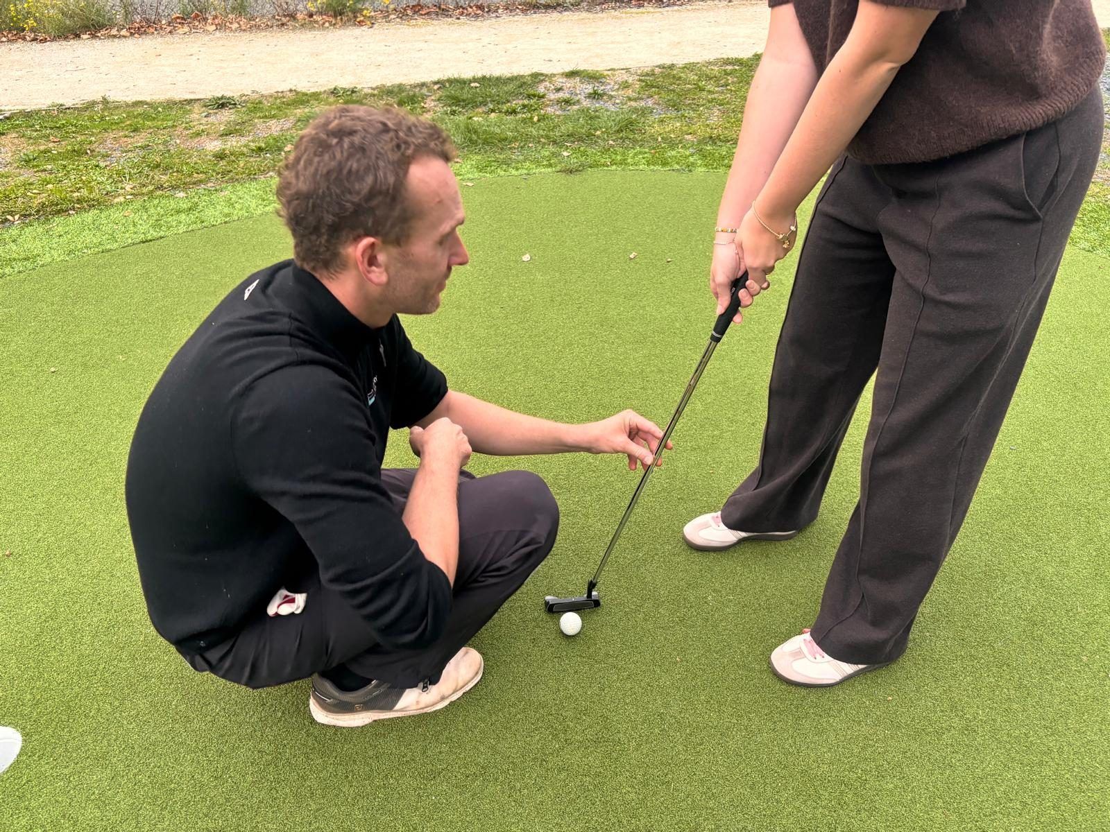 Edouard Davry corrige la prise de club d’une élève pendant un cours de golf près de Corbeil-Essonnes