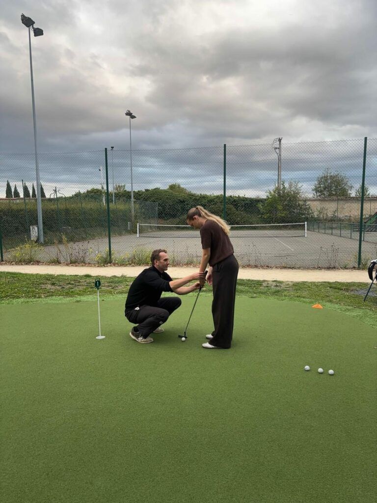 Edouard Davry, entraîneur de golf, corrige le putting d’une élève au Parc du Coudray