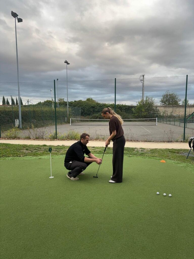 Cours de petit jeu sur le putting green du Parc du Coudray avec Edouard Davry