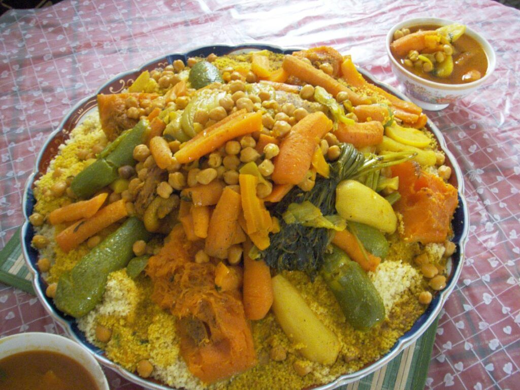 Grand plat de couscous aux légumes, pois chiches, carottes et courgettes