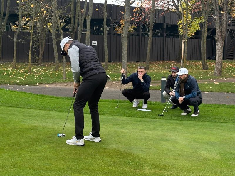 Atelier de putting pendant une formation DavryGolf pour Ebury