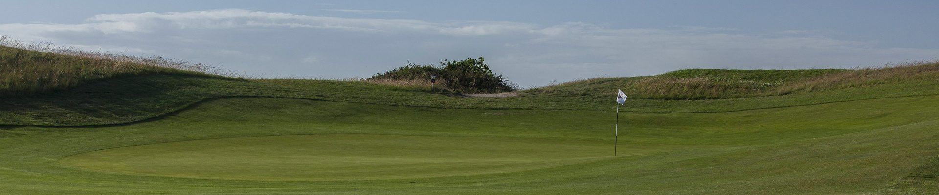 Un fairway du Links de Granville en direction du green et de son drapeau