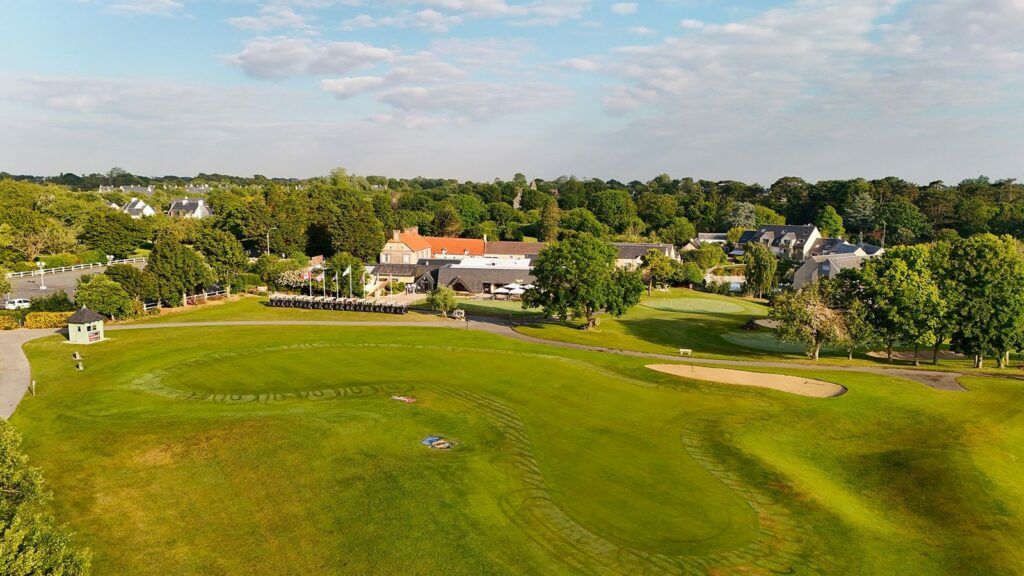 Le putting green et le club-house du golf d'Omaha Beach