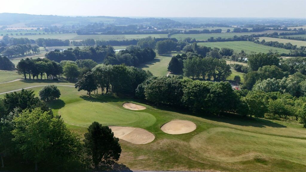 Le trou 18 du parcours du Manoir et ses bunkers, au golf d'Omaha Beach