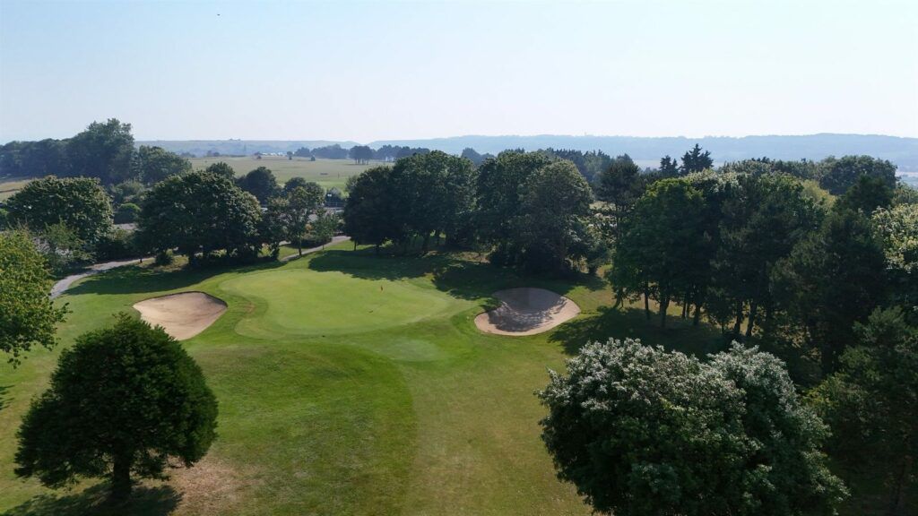 Le green du trou 18 du parcours de la Mer, entouré de bunkers, au golf d'Omaha Beach