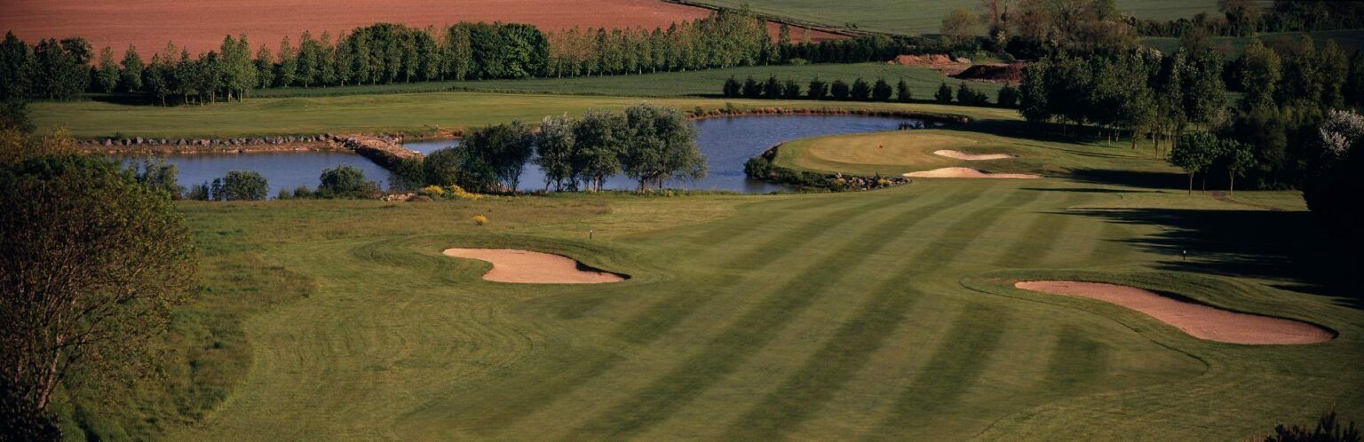 Le trou 7 du parcours du Manoir, entre fairway et étang, au golf d'Omaha Beach