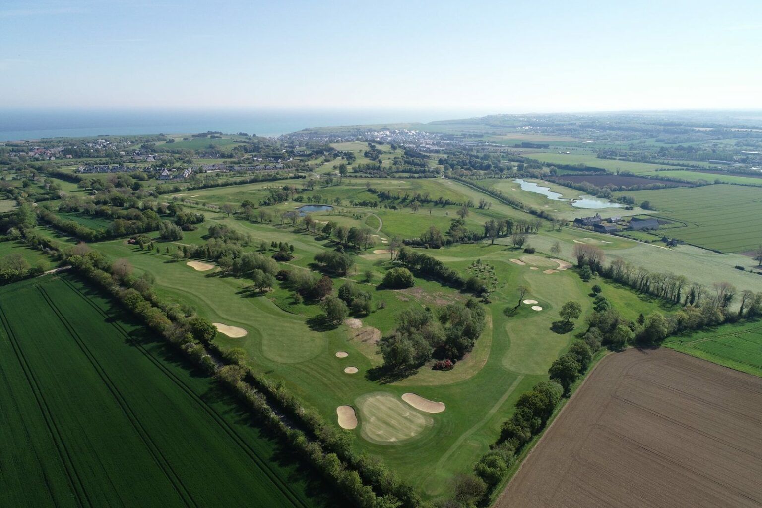 Vue aérienne du golf d'Omaha Beach et de ses parcours, près de la Manche