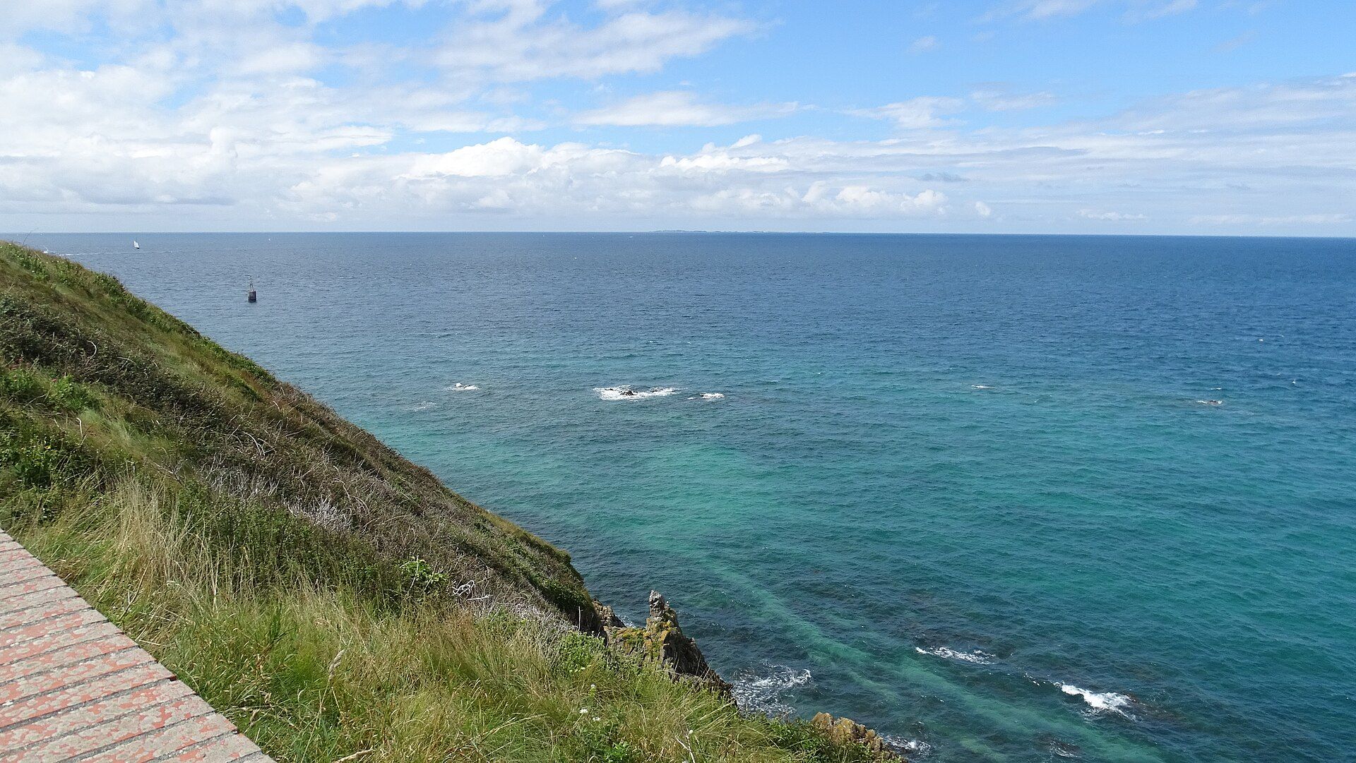 La côte rocheuse de Granville et la Manche, dans le département de la Manche