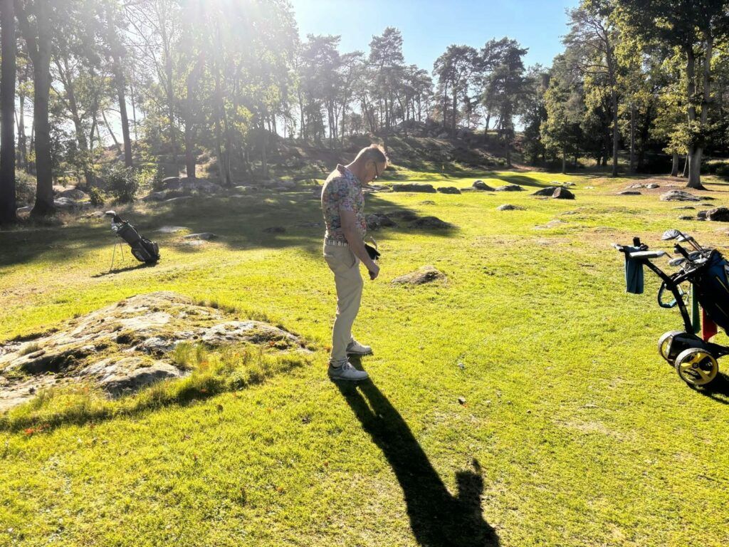 Golfeur sur un parcours en forêt pendant une journée de golf privée