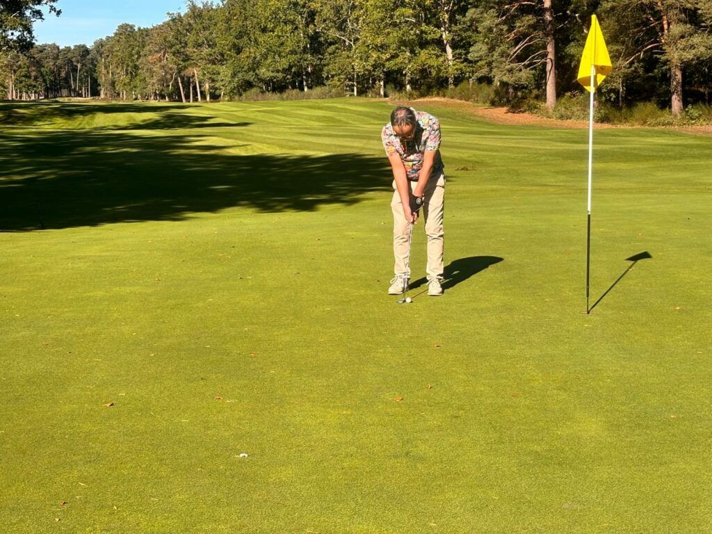 Putting sur le green lors d’une partie avec un Pro PGA