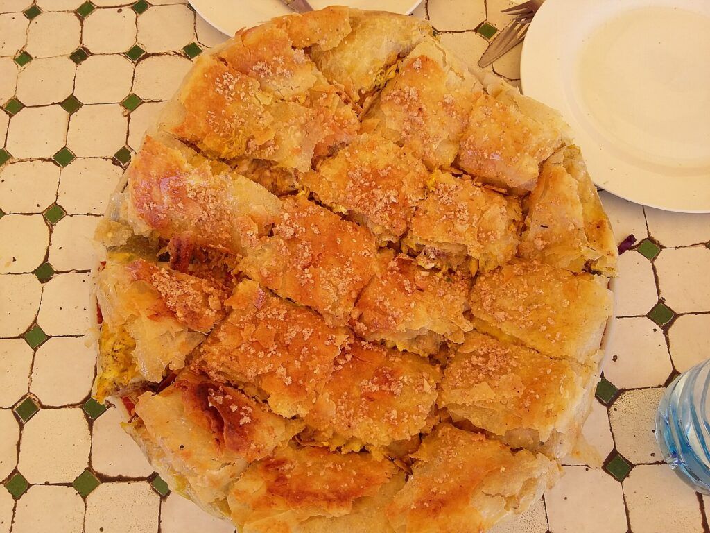 Pastilla marocaine dorée, saupoudrée de sucre