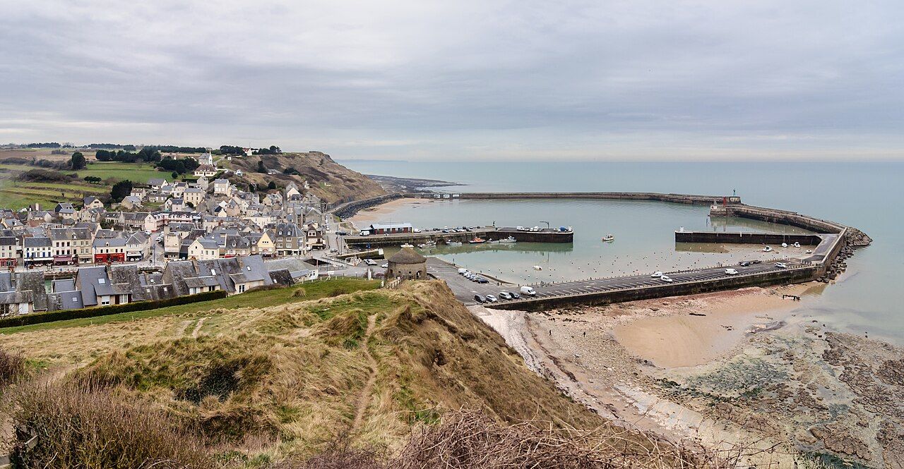 Port-en-Bessin-Huppain, son port et la côte normande vus des falaises