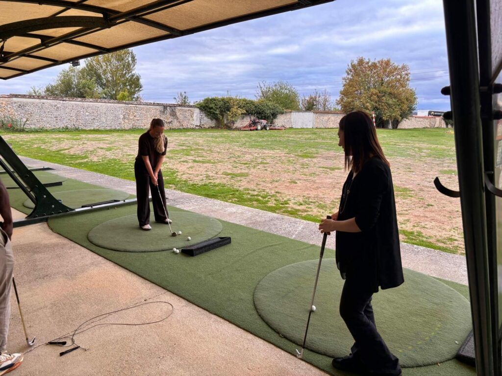 Premier cours de golf au practice couvert du Parc du Coudray