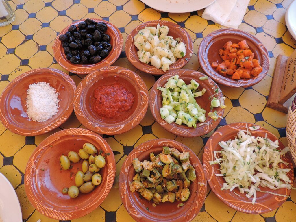 Assortiment de salades marocaines dans des coupelles en terre cuite
