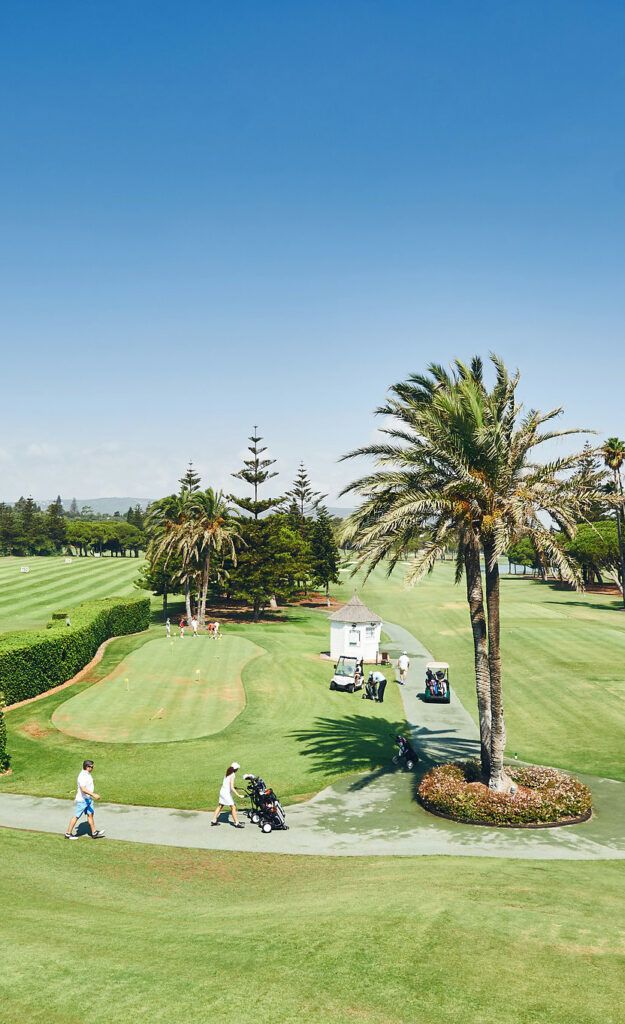 Putting green et pavillon blanc d'un golf andalou