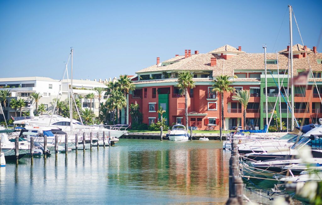 Port de plaisance andalou, avec voiliers et palmiers