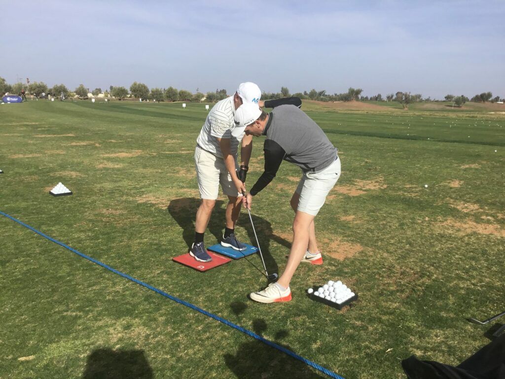 Edouard Davry corrige le swing d’un stagiaire au practice à Marrakech