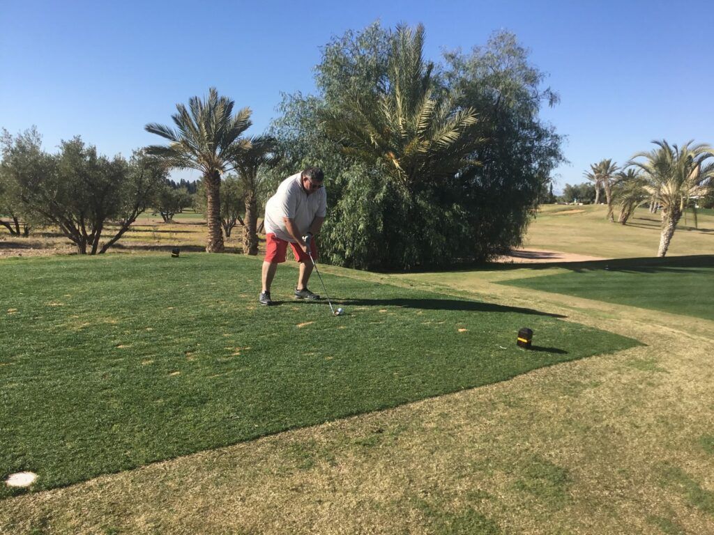 Départ sur un trou bordé de palmiers pendant un stage de golf à Marrakech