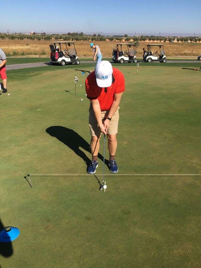 Exercice de putting avec repères au sol pendant un stage de golf à Marrakech