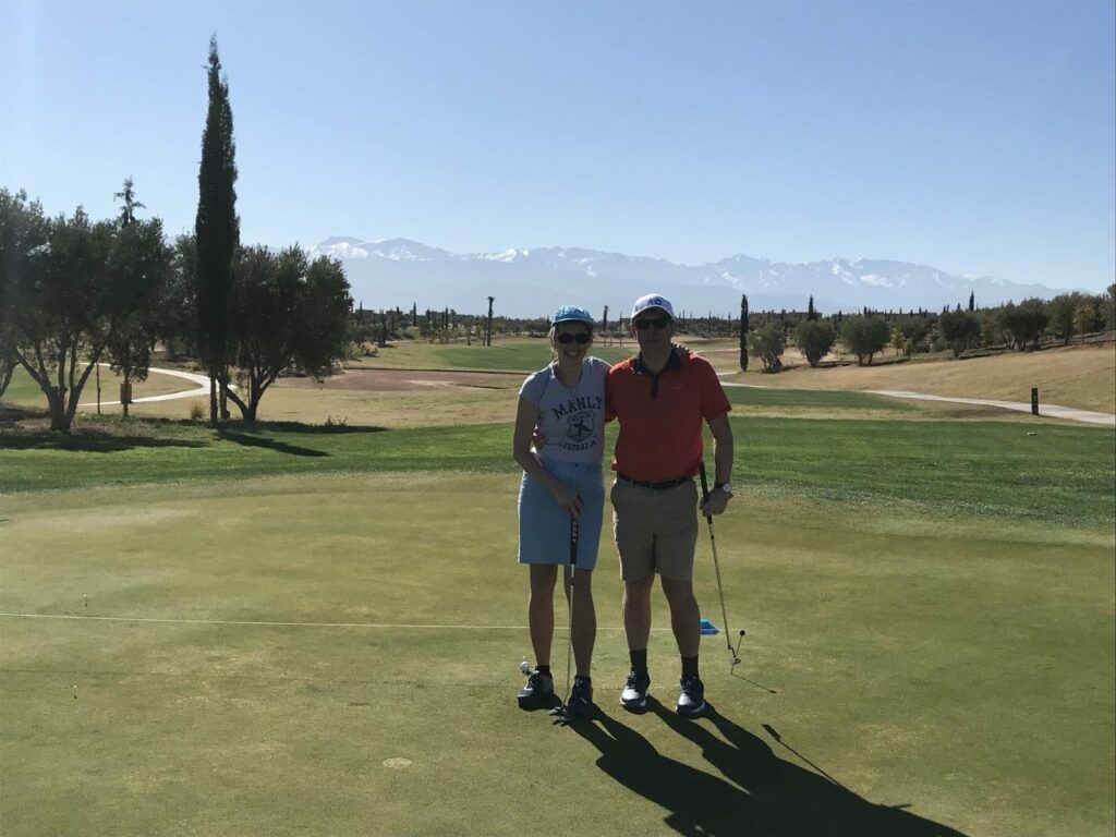 Petit groupe de stagiaires DavryGolf devant l’Atlas à Marrakech