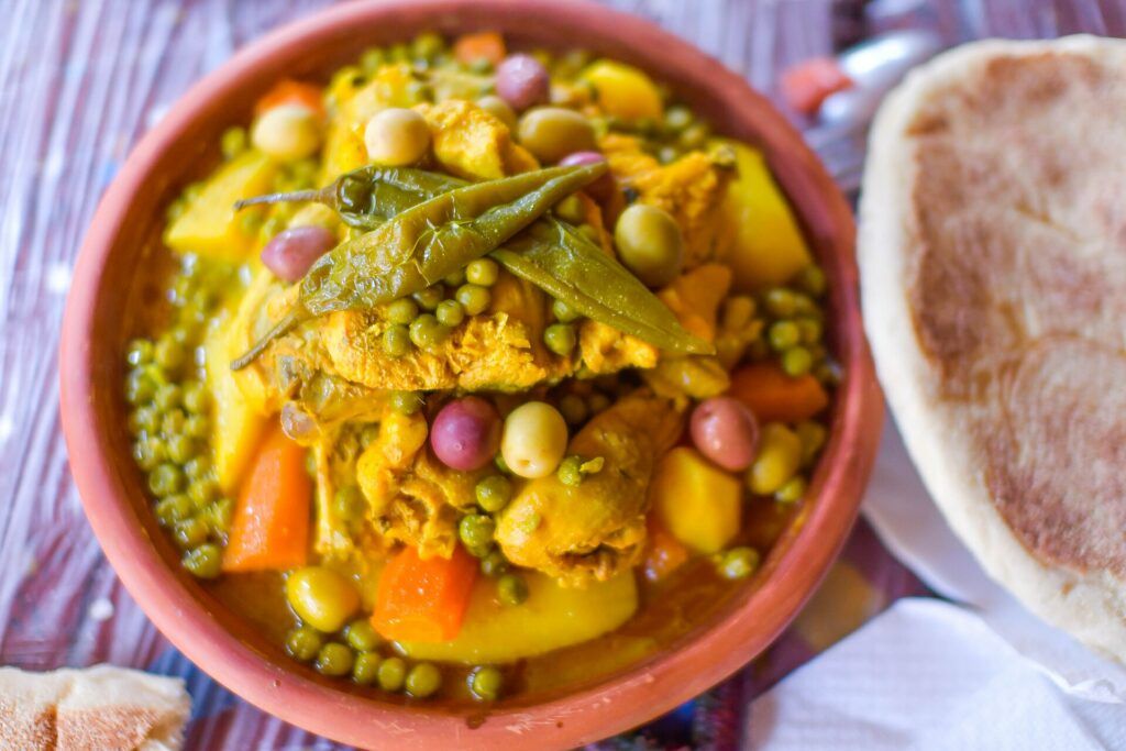 Tajine de poulet aux petits pois, carottes, pommes de terre et olives