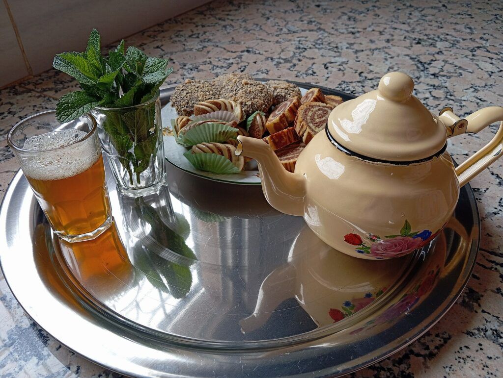 Plateau de thé à la menthe marocain avec menthe fraîche et petits gâteaux